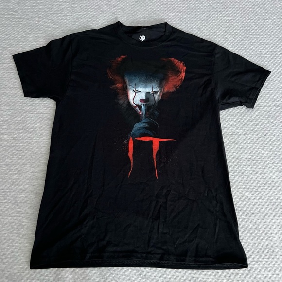 IT Penny Wise Black Graphic Short Sleeve T-Shirt size Medium (New in bag) - Picture 2 of 9